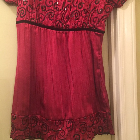 Red and black sequined short sleeve shirt. - Picture 3 of 3